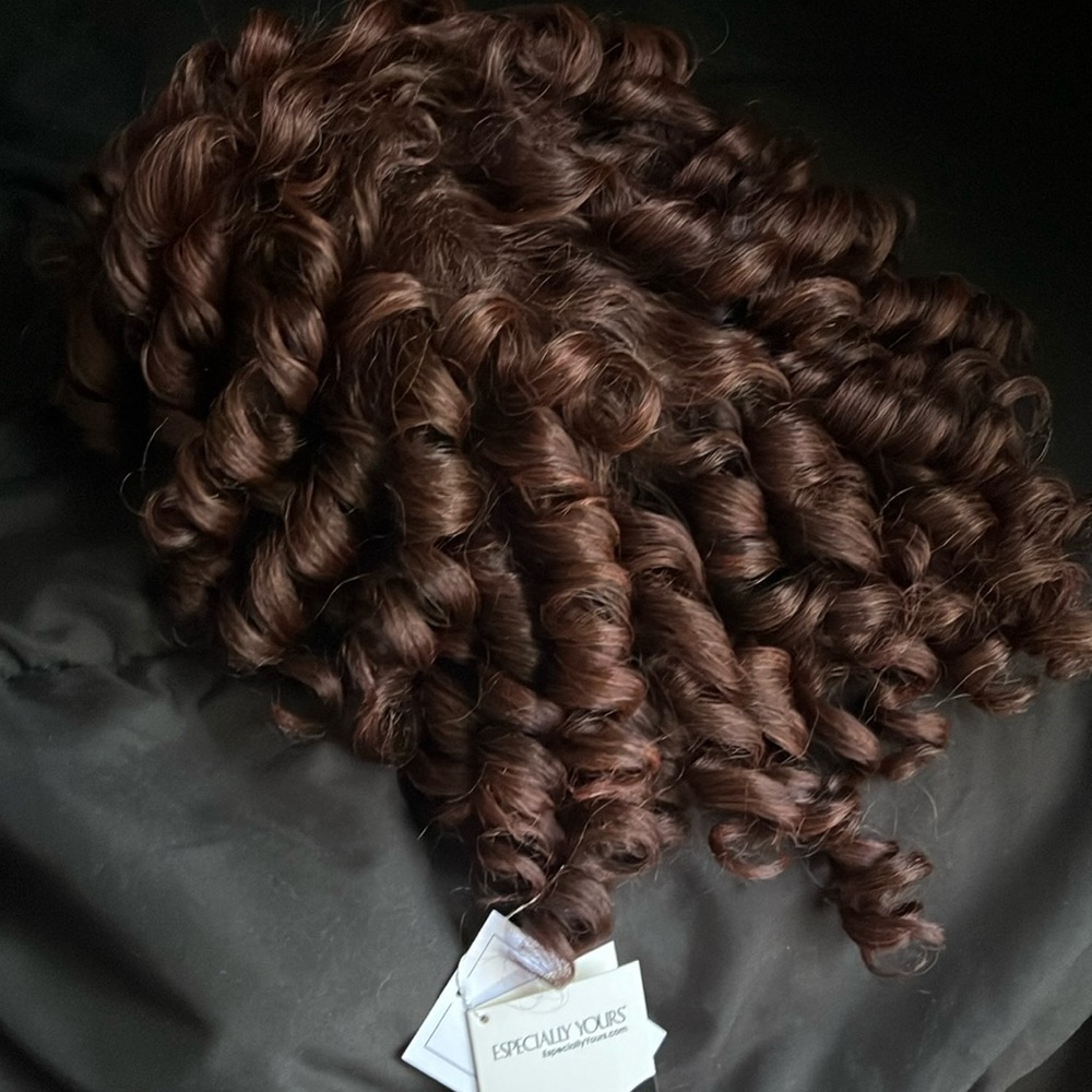 Curly synthetic wig